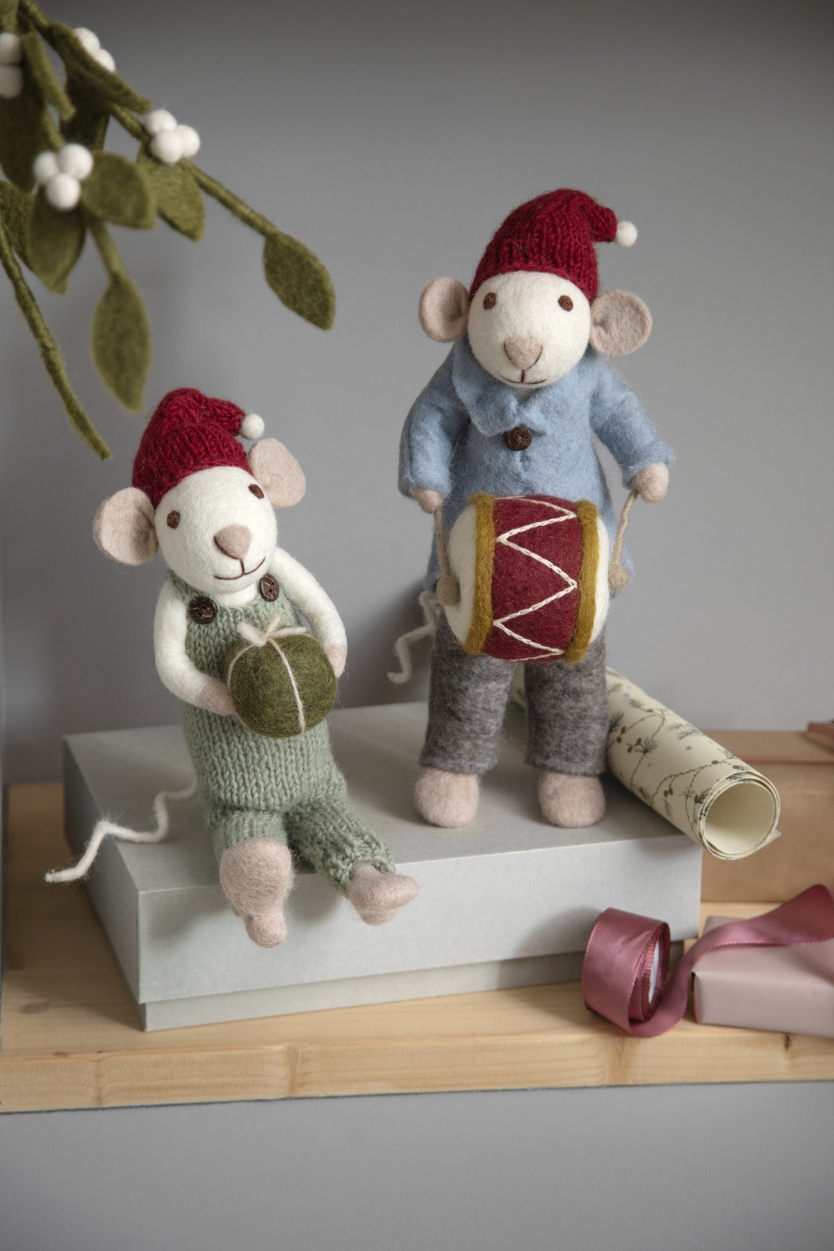 Gry & Sif - Julemus - Grønne bukser og julegave