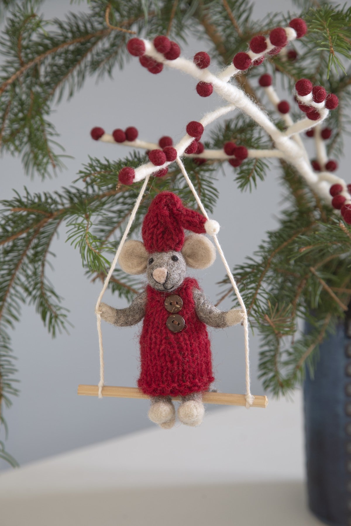 Gry & Sif - Julemus - Rød kjole på gynge