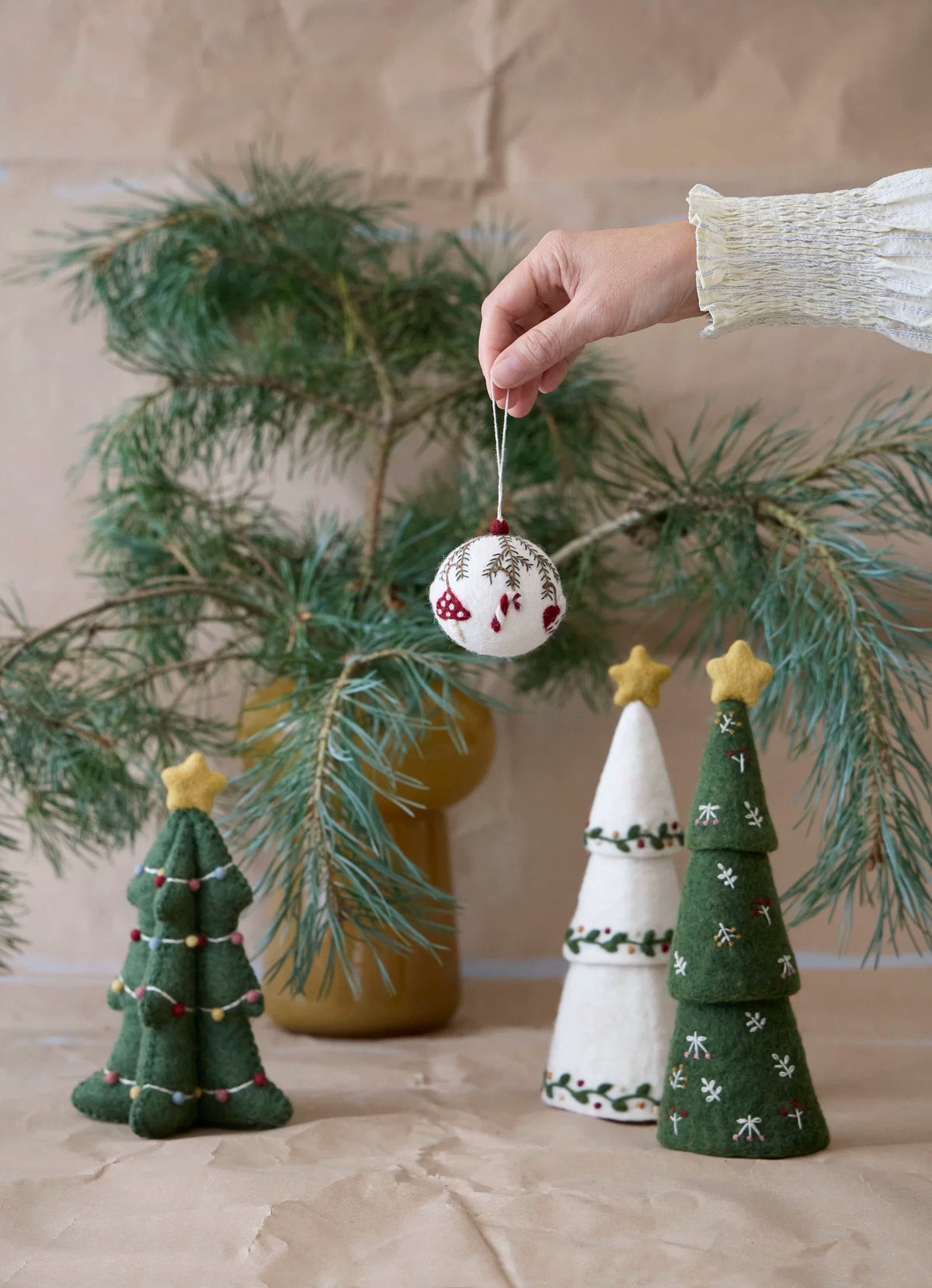 Gry & Sif - Julepynt - Julekugle med broderet julepynt