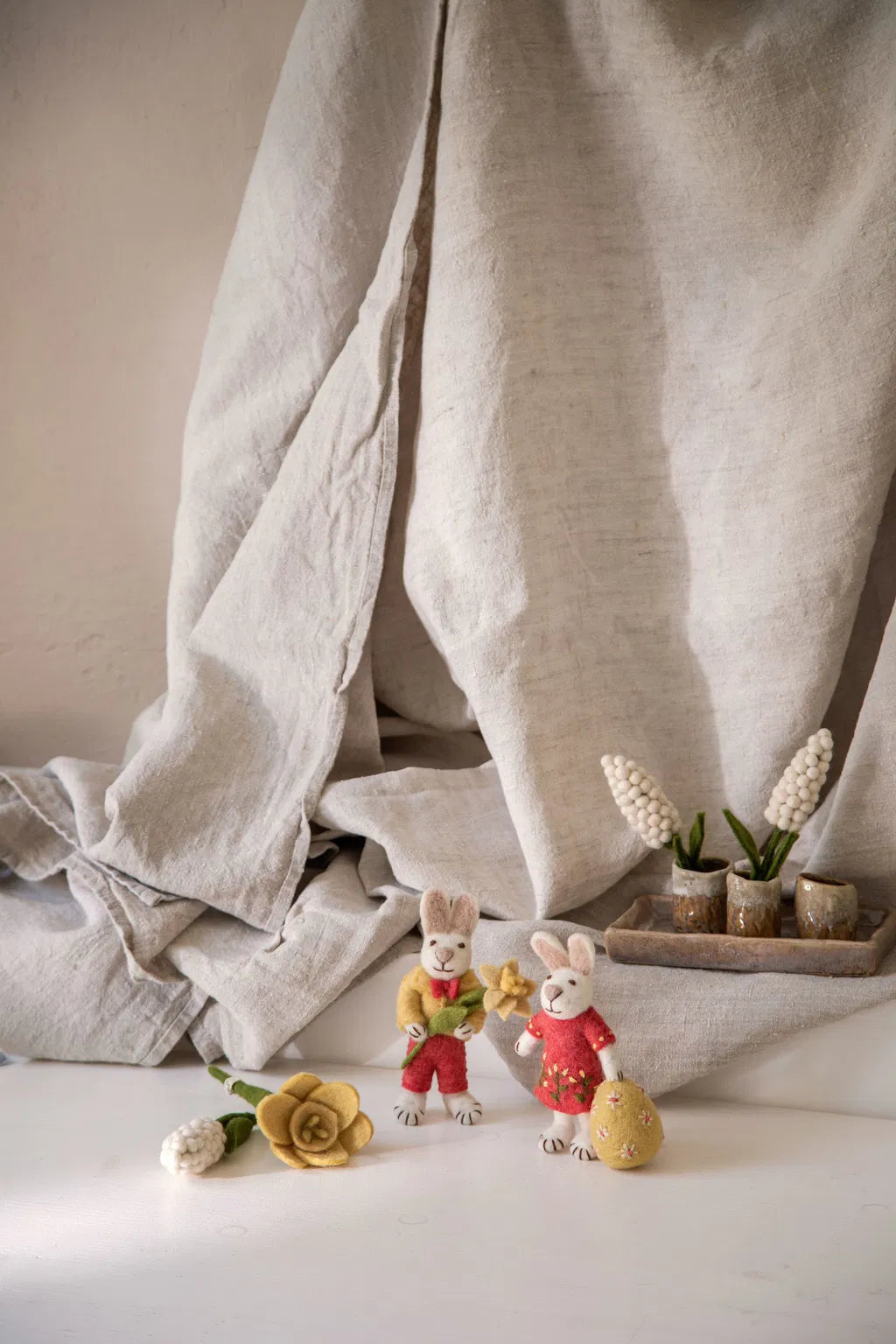 Gry & Sif - Påskehare - Hare Rød Kjole & Æg