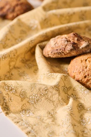 Ib Laursen - Viskestykke - Sart gul m/blomsterranker