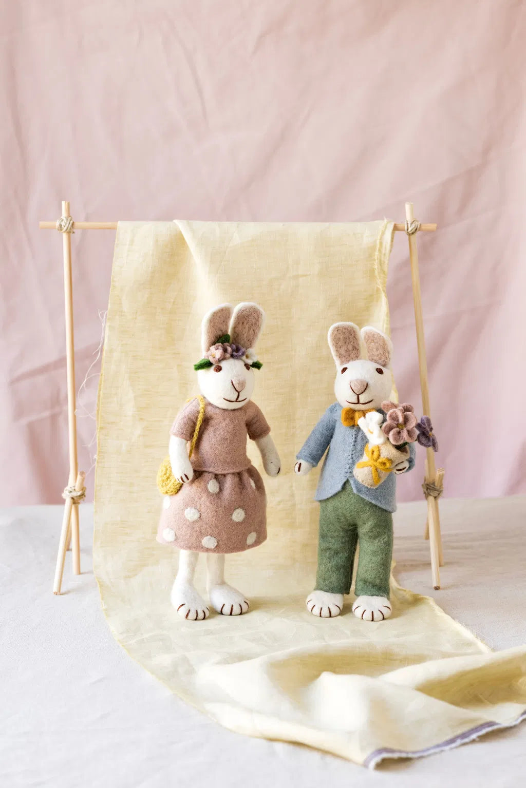 Gry & Sif - Påskehare - Blå Jakke & Blomsterbuket Medium