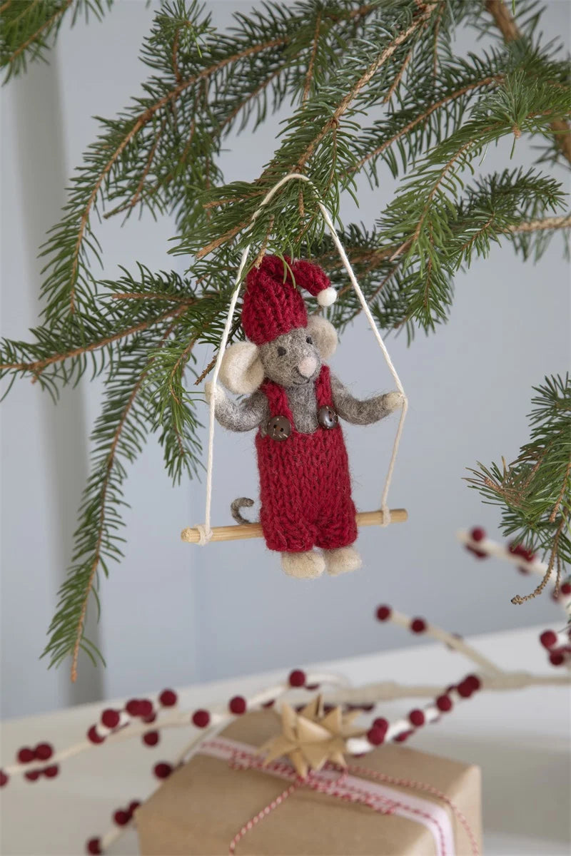 Grå mus med røde bukser på gynge-Julepynt-Gry & Sif-Butik Square