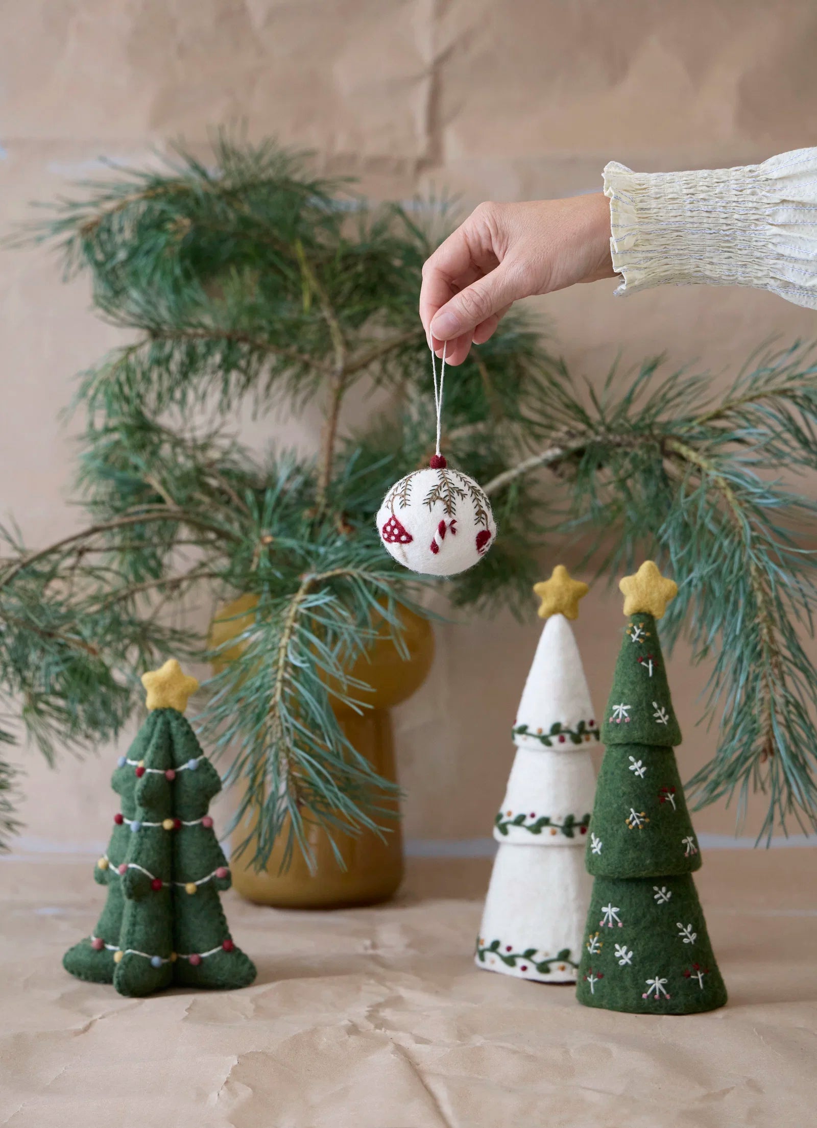Gry & Sif - Julepynt - Julekugle med broderet julepynt