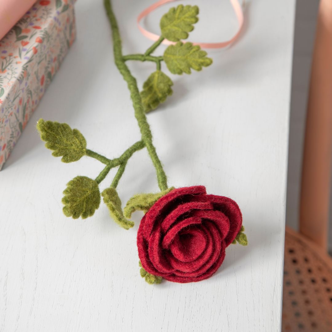 Filtet langstilket rød rose-Filtet gren-Gry & Sif-Butik Square