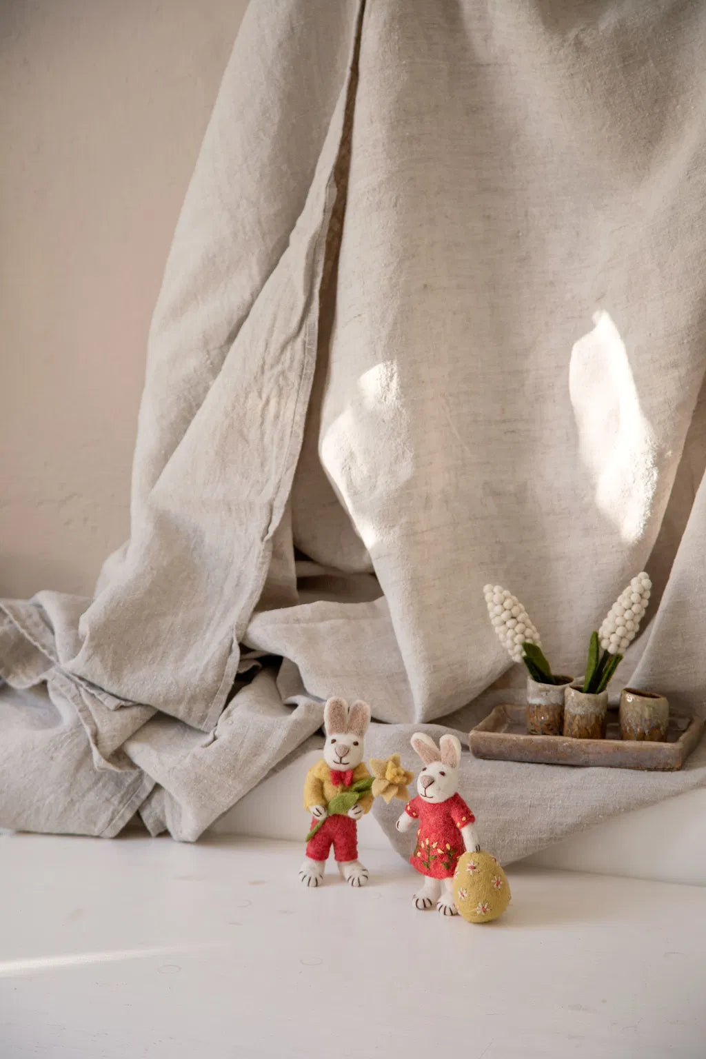 Gry & Sif - Påskehare - Gul Jakke & Påskelilje