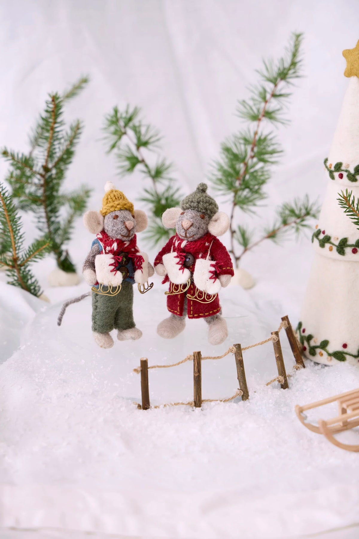 Gry & Sif - Julemus - Lille grå mus med frakke og skøjter