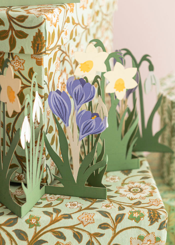 Bungalow - Påske Bordpynt - Bordguirlande med Forårsblomster, Lilla (68 cm)