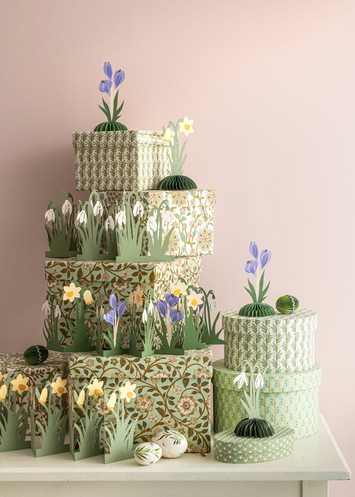 Bungalow - Påske Bordpynt - Bordguirlande med Forårsblomster, Lilla (68 cm)